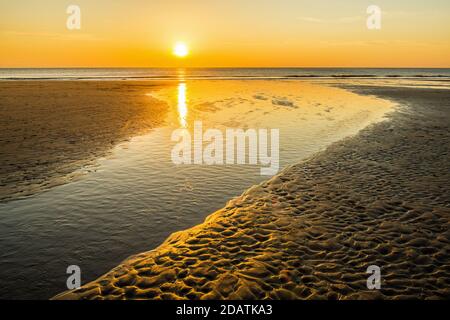 Il sole tramonta sulla baia di Dunraven sul patrimonio Glamorgan Costa Foto Stock