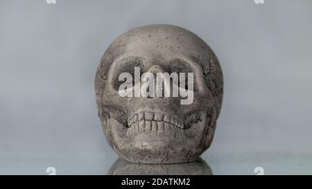 Primo piano di un cranio umano bianco, foto macro Foto Stock