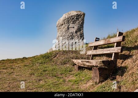 Fate una pausa su una panchina di parco in legno con un la vista è fantastica Foto Stock