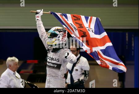 File foto datata 23-11-2014 di Mercedes Lewis Hamilton celebra diventando campione del mondo dopo la vittoria nel 2014 Abu Dhabi Grand Prix al circuito di Yas Marina, Abu Dhabi Emirati Arabi Uniti. Foto Stock