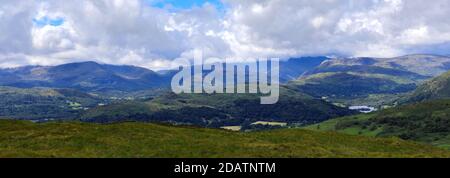 Vista estiva sul villaggio di Troutbeck, la valle di Troutbeck, il passo di Kirkstone, il Lake District National Park, Cumbria, Inghilterra, Regno Unito Foto Stock