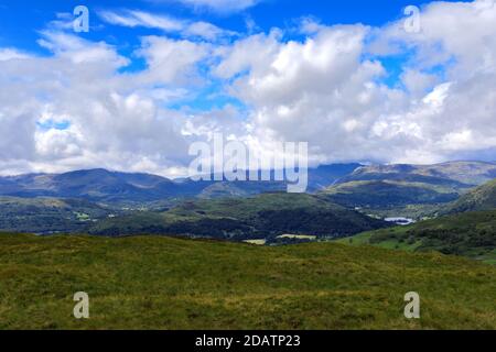 Vista estiva sul villaggio di Troutbeck, la valle di Troutbeck, il passo di Kirkstone, il Lake District National Park, Cumbria, Inghilterra, Regno Unito Foto Stock