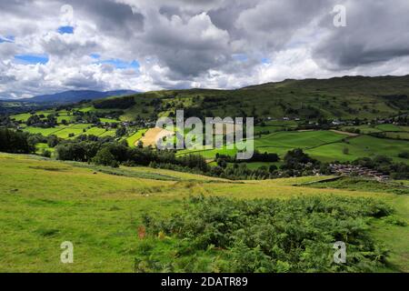 Vista estiva sul villaggio di Troutbeck, la valle di Troutbeck, il passo di Kirkstone, il Lake District National Park, Cumbria, Inghilterra, Regno Unito Foto Stock