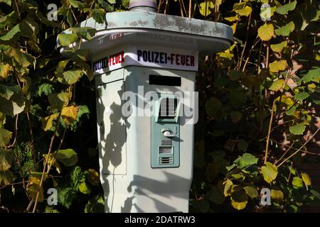 Viersen, Germania - 9 novembre. 2020: Vista sul fuoco stradale storico tedesco e la polizia emergenza telefono box (eiserner schutzmann) dal 1956 Foto Stock