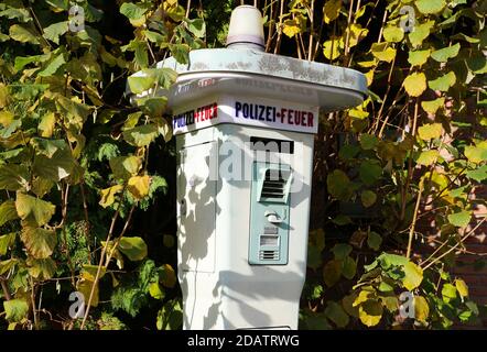 Viersen, Germania - 9 novembre. 2020: Vista sul fuoco stradale storico tedesco e la polizia emergenza telefono box (eiserner schutzmann) dal 1956 Foto Stock