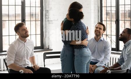 Psicologa femminile indiana abbracciando la giovane paziente donna aiutando a superare il problema Foto Stock