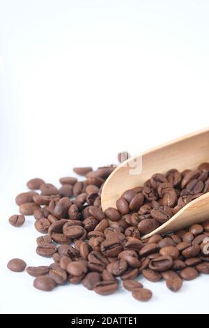 vista dall'alto dei chicchi di caffè fresco su sfondo bianco con spazio per la copia. Foto Stock