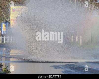 Sheerness, Kent, Regno Unito. 15 novembre 2020. Regno Unito Meteo: Gli automobilisti si contendono con una strada allagata dopo la pioggia pesante questa mattina a Sheerness, Kent. Credit: James Bell/Alamy Live News Foto Stock