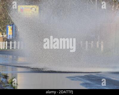 Sheerness, Kent, Regno Unito. 15 novembre 2020. Regno Unito Meteo: Gli automobilisti si contendono con una strada allagata dopo la pioggia pesante questa mattina a Sheerness, Kent. Credit: James Bell/Alamy Live News Foto Stock