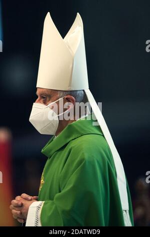 Vaticano. 15 novembre 2020. 15 novembre 2020 : Monsignor Rino Fisichella partecipa a Papa Francesco mentre celebra una messa in occasione della Giornata Mondiale dei poveri della Chiesa Cattolica Romana, nella Basilica di San Pietro in Vaticano Credit: Independent Photo Agency/Alamy Live News Foto Stock