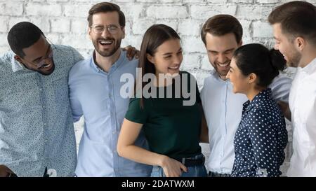 I millenni di amici multietnici si sono riuniti per un incontro informale Foto Stock