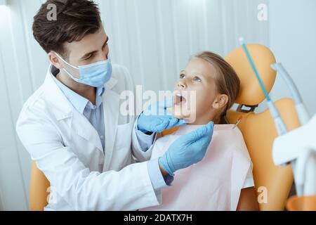 Cura dentale, controlli di routine e odontoiatria pediatrica Foto Stock