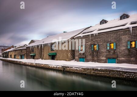 Otaru, Giappone inverno skyline sui canali. Foto Stock