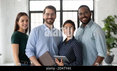 Ritratto di un team aziendale internazionale di successo in posa in ufficio Foto Stock