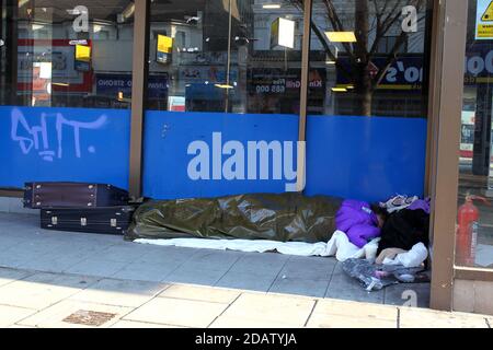 Un senzatetto nella foto dormiva in strada a Brighton, East Sussex, Regno Unito. Foto Stock