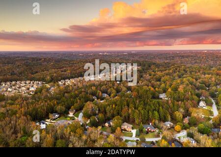 Quartieri suburbani visti dall'alto durante un tramonto d'autunno. Foto Stock