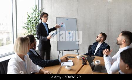 Uomo d'affari asiatico che dà il discorso sull'incontro d'affari in sede moderna Foto Stock