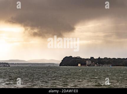 Poole, Regno Unito. Domenica 15 novembre 2020. Cieli tempestosi sull'isola di Brownsea, di proprietà del National Trust di Poole, Dorset. Credit: Thomas Faull/Alamy Live News Foto Stock