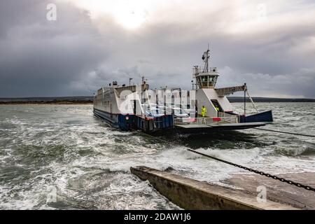 Poole, Regno Unito. Domenica 15 novembre 2020. Il tempo tempestoso chiude temporaneamente il Sandbanks Chain Ferry che collega Poole all'Isola di Purbeck. Credit: Thomas Faull/Alamy Live News Foto Stock