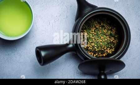 Tè verde giapponese con teiera e tazza Foto Stock
