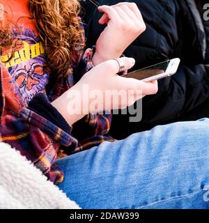 Londra UK, novembre 15 2020, primo piano di UNA giovane donna che si imprime sul suo smartphone mobile Foto Stock