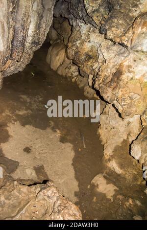 Una vista interna della popolare Grotta di Mawsmai Cherrapunjee (Sohra), Meghalaya. India Foto Stock