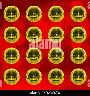 Disco palla su sfondo rosso. Vita notturna, club, invito a feste. Stile minimalista e moderno. Foto Stock