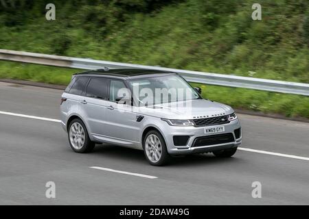 2019 Silver Land Rover Range Rover Sport A-Bio DYN SD guida sull'autostrada M6 vicino Preston a Lancashire, Regno Unito. Foto Stock