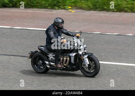 Triumph Rocket motocicletta motociclista guida sulla M6 autostrada vicino Preston a Lancashire, Regno Unito. Foto Stock