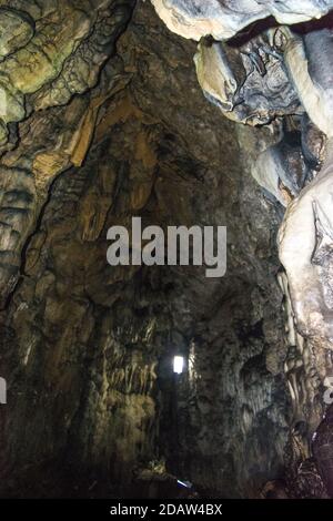 Una vista interna della popolare Grotta di Mawsmai Cherrapunjee (Sohra), Meghalaya. India Foto Stock