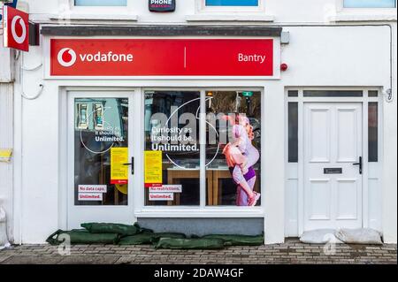 Bantry, West Cork, Irlanda. 15 novembre 2020. Bantry è bracchiato per altre inondazioni questa sera dopo una parte della piazza della città allagata ieri sera e di nuovo questa mattina. Molti locali hanno eretto barriere alluvionali e messo sacchi di sabbia in previsione delle inondazioni questa sera. Credit: AG News/Alamy Live News Foto Stock