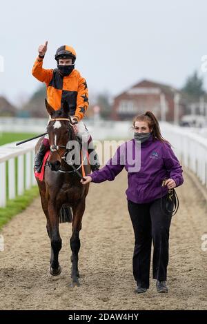 Aidan Coleman festeggia dopo aver messo il bollitore per vincere la Shloer Chase durante il Cheltenham November Meeting 2020 all'ippodromo di Cheltenham. Foto Stock