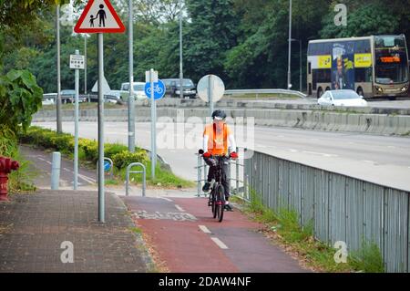 Ciclista su pista ciclabile a Yuen Long, Hong Kong Foto Stock