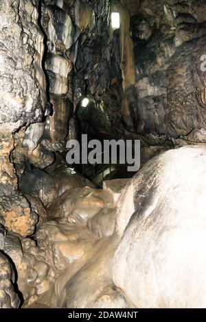 Una vista interna della popolare Grotta di Mawsmai Cherrapunjee (Sohra), Meghalaya. India Foto Stock