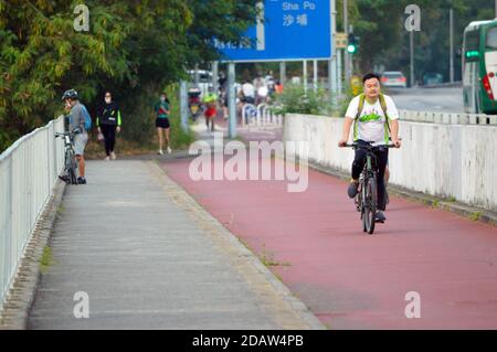 Uomo in bicicletta sulla pista ciclabile sul ponte (Hung Mo Kiu) a Au Tau, Yuen Long, Hong Kong Foto Stock