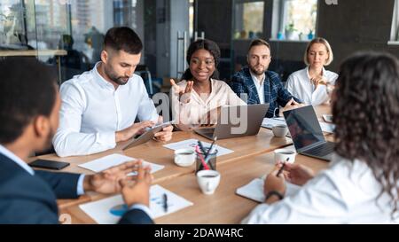 Uomini d'affari che hanno riunione Brainstorming nuove idee che lavorano in ufficio Foto Stock