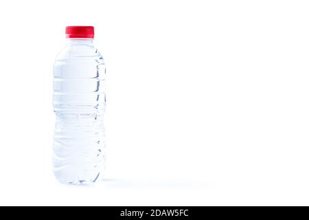 Bottiglia di plastica di acqua ancora sana isolata su sfondo bianco, copia spazio Foto Stock