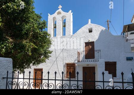 Chora, Isola di iOS, Grecia - 20 settembre 2020: Vista della chiesa nella città vecchia. La facciata dell'edificio e il caratteristico campanile. Foto Stock