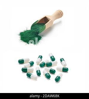 Polvere e compresse di Spirulina, con cucchiaio di legno, su fondo bianco, con ombre. Foto Stock