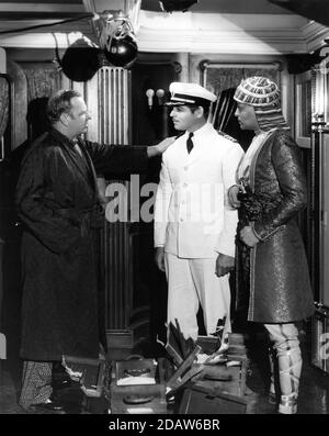 WALLACE BEERY CLARK GABLE e IVAN LEBEDEFF su set candid Durante le riprese di CHINA SEAS 1935 direttore TAY GARNET Metro Goldwyn Mayer Foto Stock