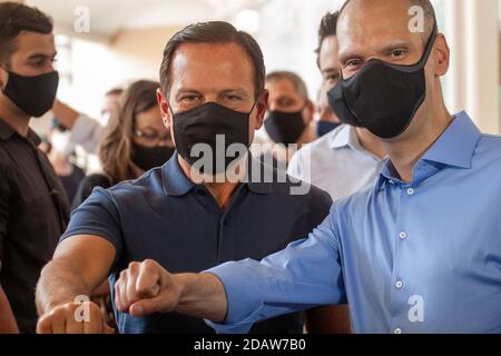 San Paolo, San Paolo, Brasile. 15 novembre 2020. (INT) elezioni a San Paolo: Voto del Governatore di San Paolo. 15 novembre 2020, Sao Paulo, Brasile: Governatore di Sao Paulo, Joao Doria va al suo seggio accompagnato da sua moglie Bia e l'attuale sindaco di Sao Paulo, Bruno Covas, che segue il voto al college di San Paolo a Jardim Paulista .Credit: LECO Viana /Thenews2 Credit: LECO Viana/TheNEWS2/ZUMA Wire/Alamy Live News Foto Stock