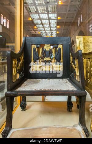 Egitto, Cairo, Museo Egizio, dalla tomba di Yuya e Thuya a Luxor : sedia in legno, dipinto e dorato. I piedi sono zampe di leone, in argento. Foto Stock