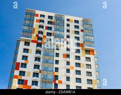 Frammento di un edificio residenziale a più piani sotto il programma di rinnovo. Distretto Tushino settentrionale, città di Mosca Foto Stock
