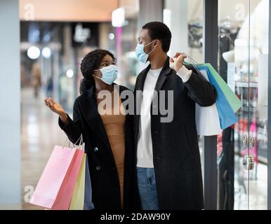 Incredibili sconti enormi e prezzi bassi durante il Black Friday e. vendita stagionale Foto Stock