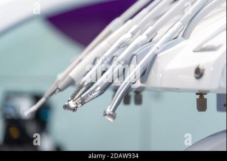 Strumenti e attrezzature per dentisti presso l'ufficio odontoiatrico . Primo piano degli strumenti. Foto Stock