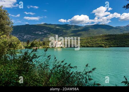 Lago di Toblino con il castello medievale, piccolo lago alpino in Trentino Alto Adige, Madruzzo, Italia, Europa Foto Stock