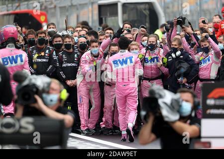 15 novembre 2020, Istanbul Park Circuit, Istanbul, Formula 1 DHL Turkish Grand Prix 2020, nella foto Sergio Perez (MEX n. 11), che ha vinto il secondo posto, BWT Racing Point F1 Team celebra con la sua meccanica | utilizzo in tutto il mondo Foto Stock