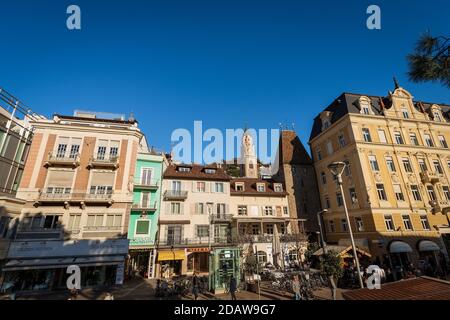 Merano centro di Piazza della Rena con il campanile della Cattedrale di San Nicolò e la porta Bolzano. Trentino Alto Adige, Italia Foto Stock