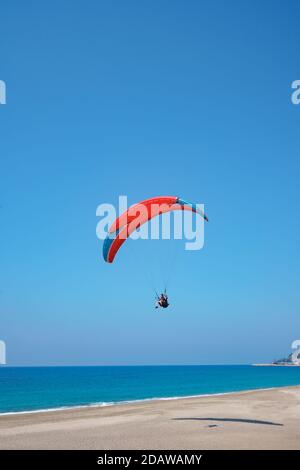 Parapendio tandem che sorvola la riva del mare con acqua blu e cielo su horison. Vista del parapendio e della Laguna Blu in Turchia. Sport estremo. Orizzontale Foto Stock