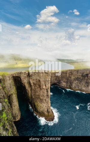 Lago di Leitisvatn Sorvagsvatn sull'Oceano Atlantico, Isole Faroe Foto Stock